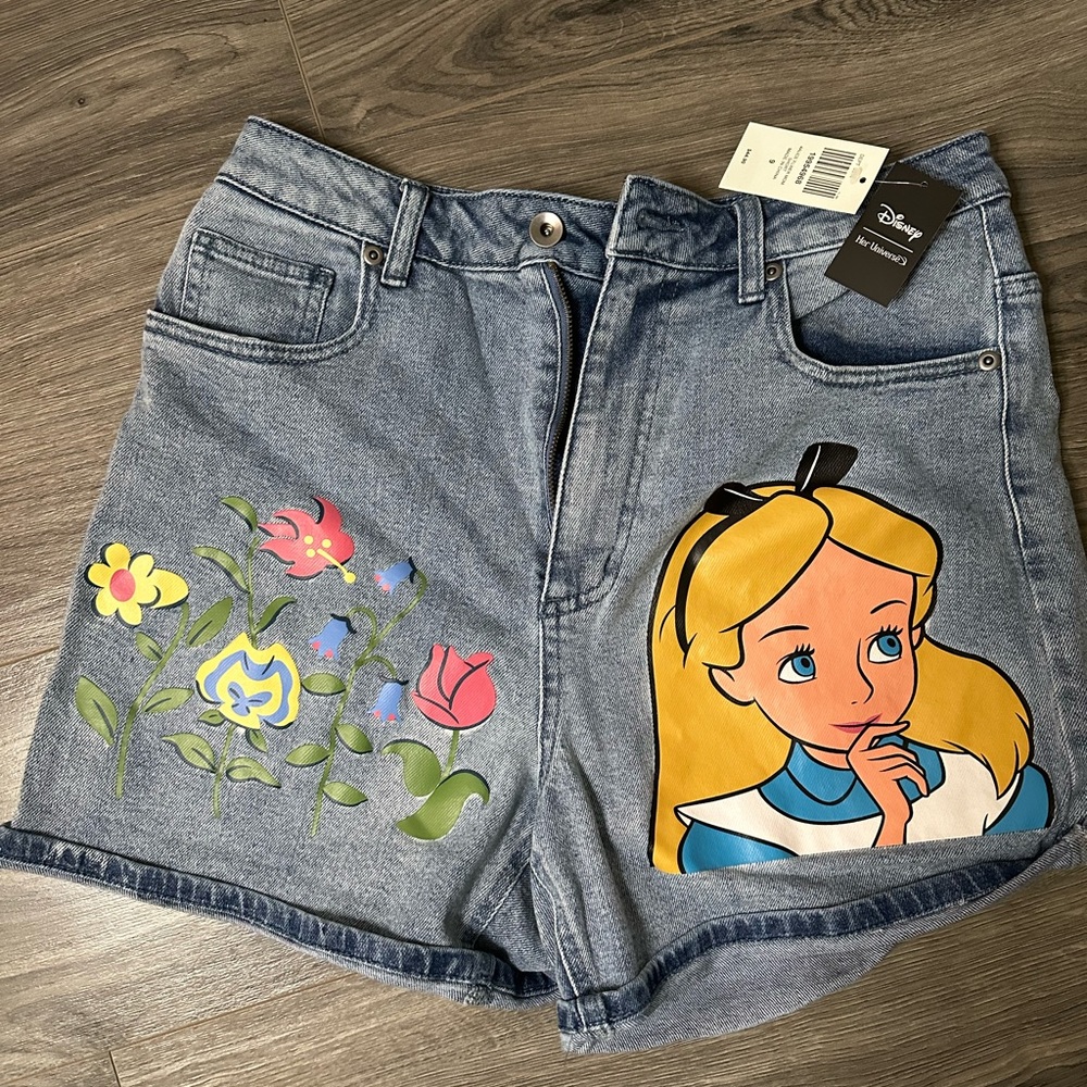 Her Universe Alice in Wonderland shorts size 9